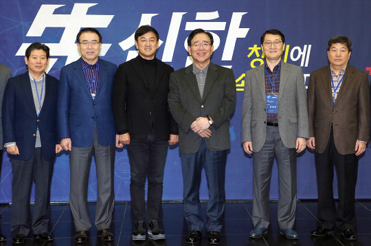 6일부터 이틀간 경기도 기흥 신한은행 연수원에서 열린 2017년도 신한경영포럼에서 강대석 신한금융투자 사장(왼쪽부터)과 조용병 신한은행장, 최재붕 성균관대 교수, 한동우 신한금융지주 회장, 위성호 신한카드 사장, 이병찬 신한생명 사장이 기념촬영을 하고 있다.   신한금융지주 제공